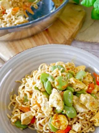 Makaron noodle z kurczakiem w sosie curry – szybki i aromatyczny obiad