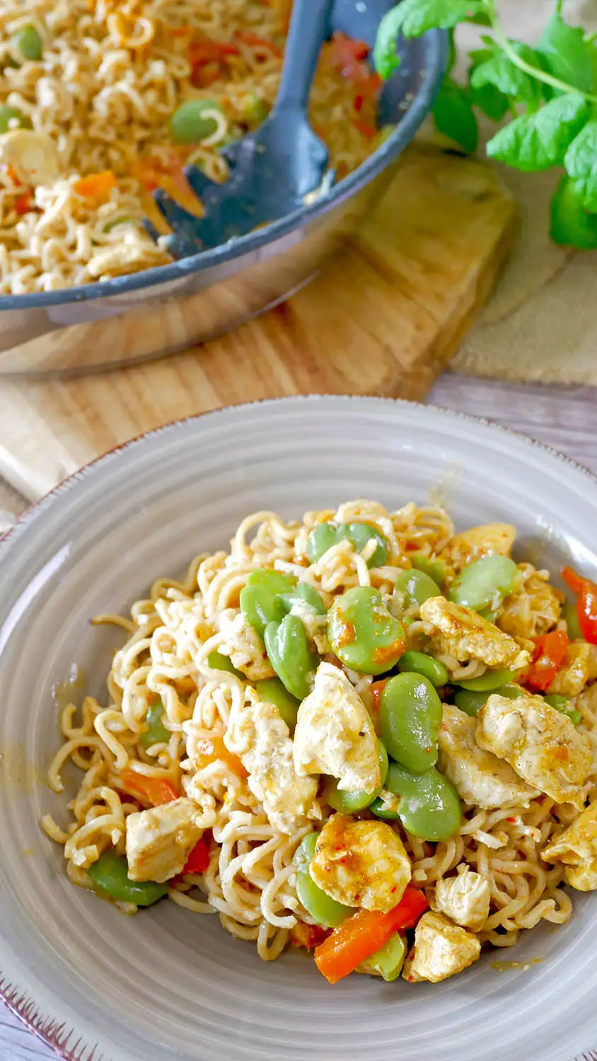 Makaron noodle z kurczakiem w sosie curry – szybki i aromatyczny obiad