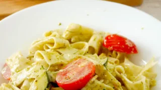 Szybki makaron z cukinią i pesto – obiad w 20 minut