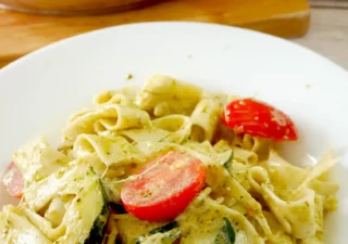 Szybki makaron z cukinią i pesto – obiad w 20 minut