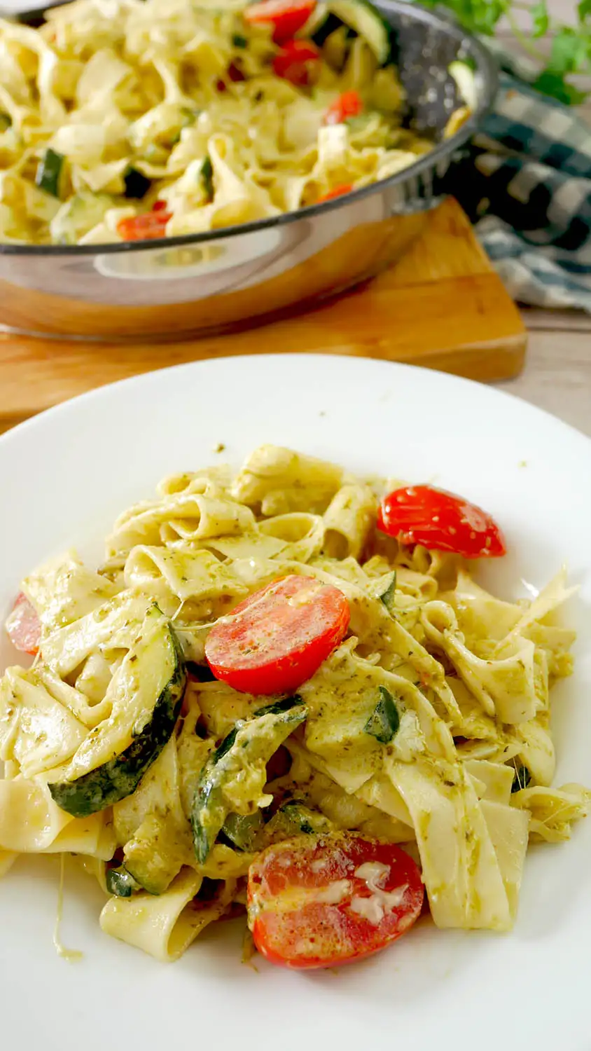 Szybki makaron z cukinią i pesto – obiad w 20 minut