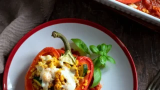 Papryka faszerowana kaszą bulgur, kurczakiem i fetą