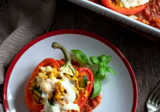 Papryka faszerowana kaszą bulgur, kurczakiem i fetą