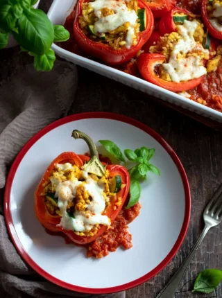 Papryka faszerowana kaszą bulgur, kurczakiem i fetą
