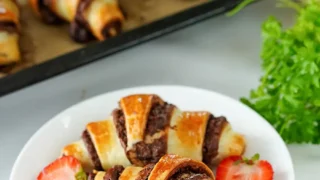 Domowe croissanty z Nutellą z ciasta francuskiego