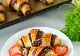 Domowe croissanty z Nutellą z ciasta francuskiego