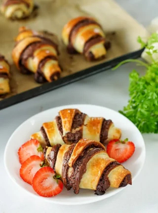 Domowe croissanty z Nutellą z ciasta francuskiego