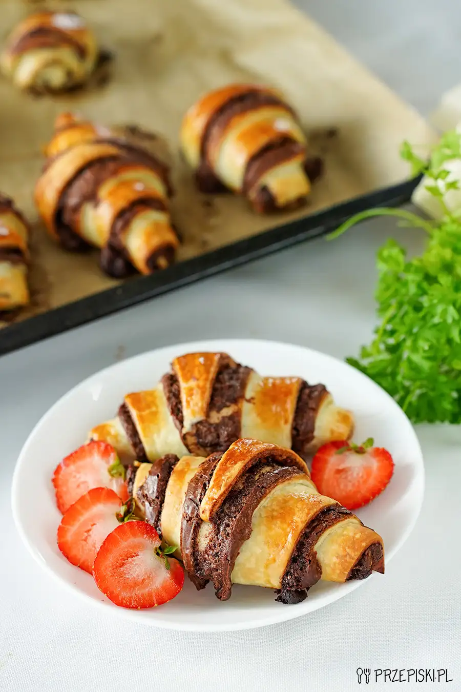 Domowe croissanty z Nutellą z ciasta francuskiego