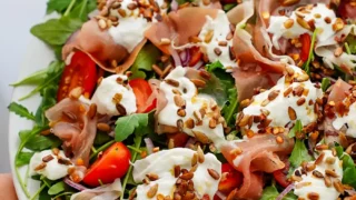 Sałatka z burratą i szynką parmeńską