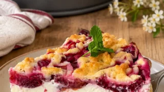 Sernik ze śliwkami i kruchą kruszonką