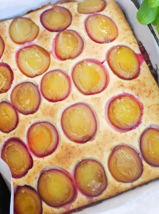 Ciasto ze śliwkami na maślance – miękkie i wilgotne domowe ciasto