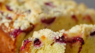 Ciasto ze śliwkami i kruszonką łyżką mieszane