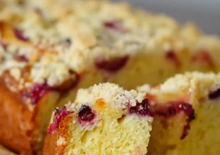 Ciasto ze śliwkami i kruszonką łyżką mieszane