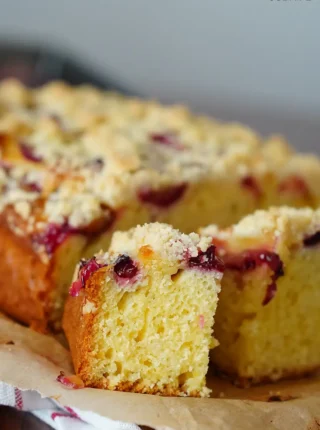 Ciasto ze śliwkami i kruszonką łyżką mieszane