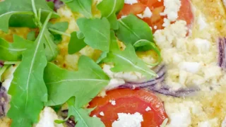 Tarta z tortilli z jajkiem i ricottą – śniadanie w 15 minut