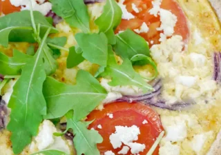 Tarta z tortilli z jajkiem i ricottą – śniadanie w 15 minut