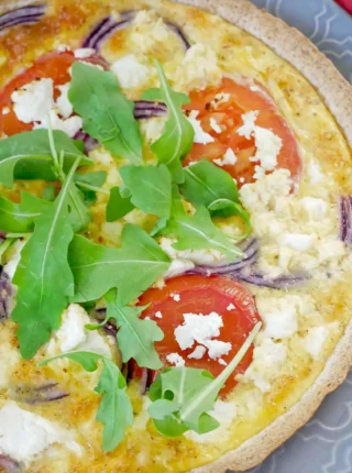 Tarta z tortilli z jajkiem i ricottą – śniadanie w 15 minut