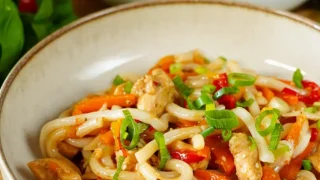 Udon z kurczakiem i warzywami
