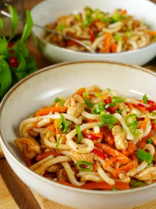 Udon z kurczakiem i warzywami