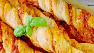 Pizzowe paluchy – prosty przepis na domową przekąskę