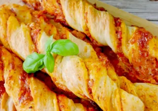 Pizzowe paluchy – prosty przepis na domową przekąskę