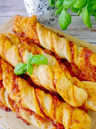 Pizzowe paluchy – prosty przepis na domową przekąskę
