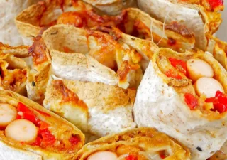 Tortillowe zawijasy z parówkami – prosty przepis na ciepłą przekąskę