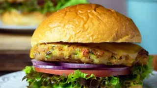 Burger drobiowy z warzywami