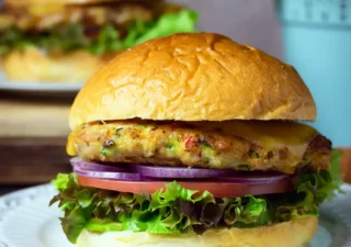 Burger drobiowy z warzywami
