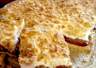 Kruche ciasto ze śliwkami – domowy przepis, który zawsze się udaje