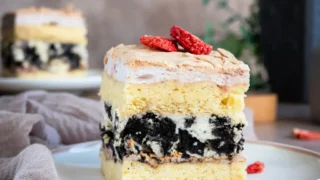 Kruche ciasto z truskawkową bezą i kremem oreo