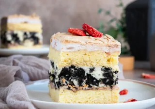 Kruche ciasto z truskawkową bezą i kremem oreo