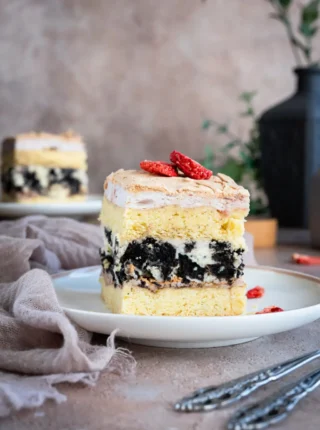 Kruche ciasto z truskawkową bezą i kremem oreo