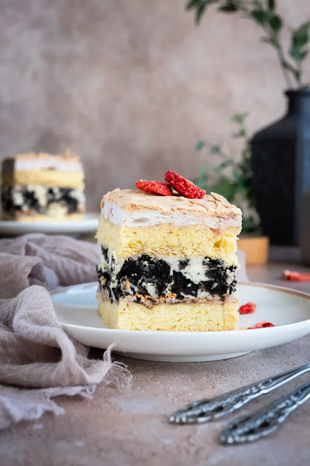 Kruche ciasto z truskawkową bezą i kremem oreo