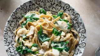 Makaron z dorszem i szpinakiem w śmietanowym sosie