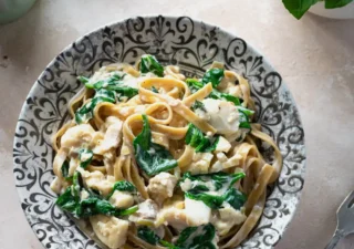 Makaron z dorszem i szpinakiem w śmietanowym sosie