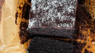 Mocno czekoladowe ciasto z polewą i kokosem