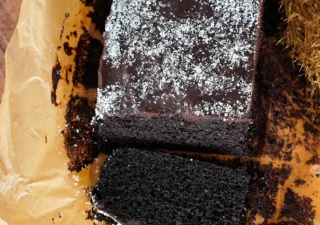 Mocno czekoladowe ciasto z polewą i kokosem