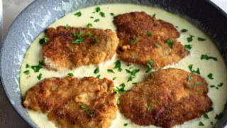 Kotlety z kurczaka z parmezanowej panierce z sosem śmietanowym