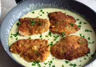 Kotlety z kurczaka z parmezanowej panierce z sosem śmietanowym