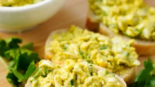 Pasta kanapkowa z pesto i jajek