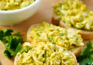 Pasta kanapkowa z pesto i jajek