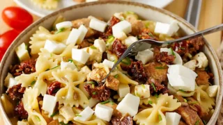 Sałatka makaronowa z kurczakiem, suszonymi pomidorami i mozzarellą
