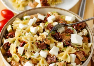 Sałatka makaronowa z kurczakiem, suszonymi pomidorami i mozzarellą