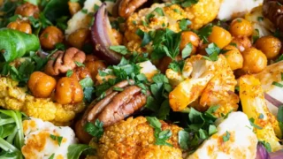 Sałatka z pieczonym kalafiorem, ciecierzycą i halloumi
