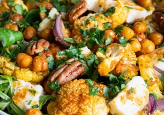 Sałatka z pieczonym kalafiorem, ciecierzycą i halloumi