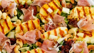 Sałatka z serem halloumi, gruszką i szynką parmeńską