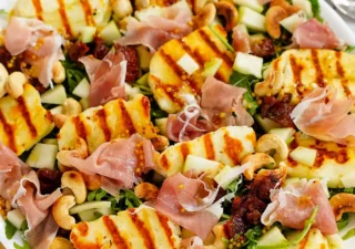 Sałatka z serem halloumi, gruszką i szynką parmeńską