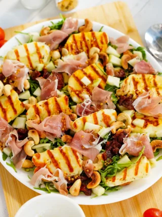 Sałatka z serem halloumi, gruszką i szynką parmeńską