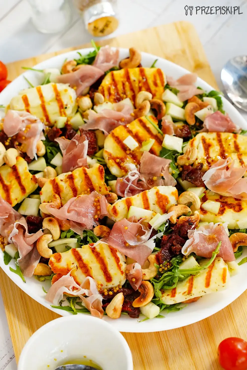 Sałatka z serem halloumi, gruszką i szynką parmeńską